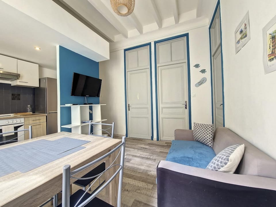 Communal lounge/ TV room, TV and multimedia, Living room, Dining area
