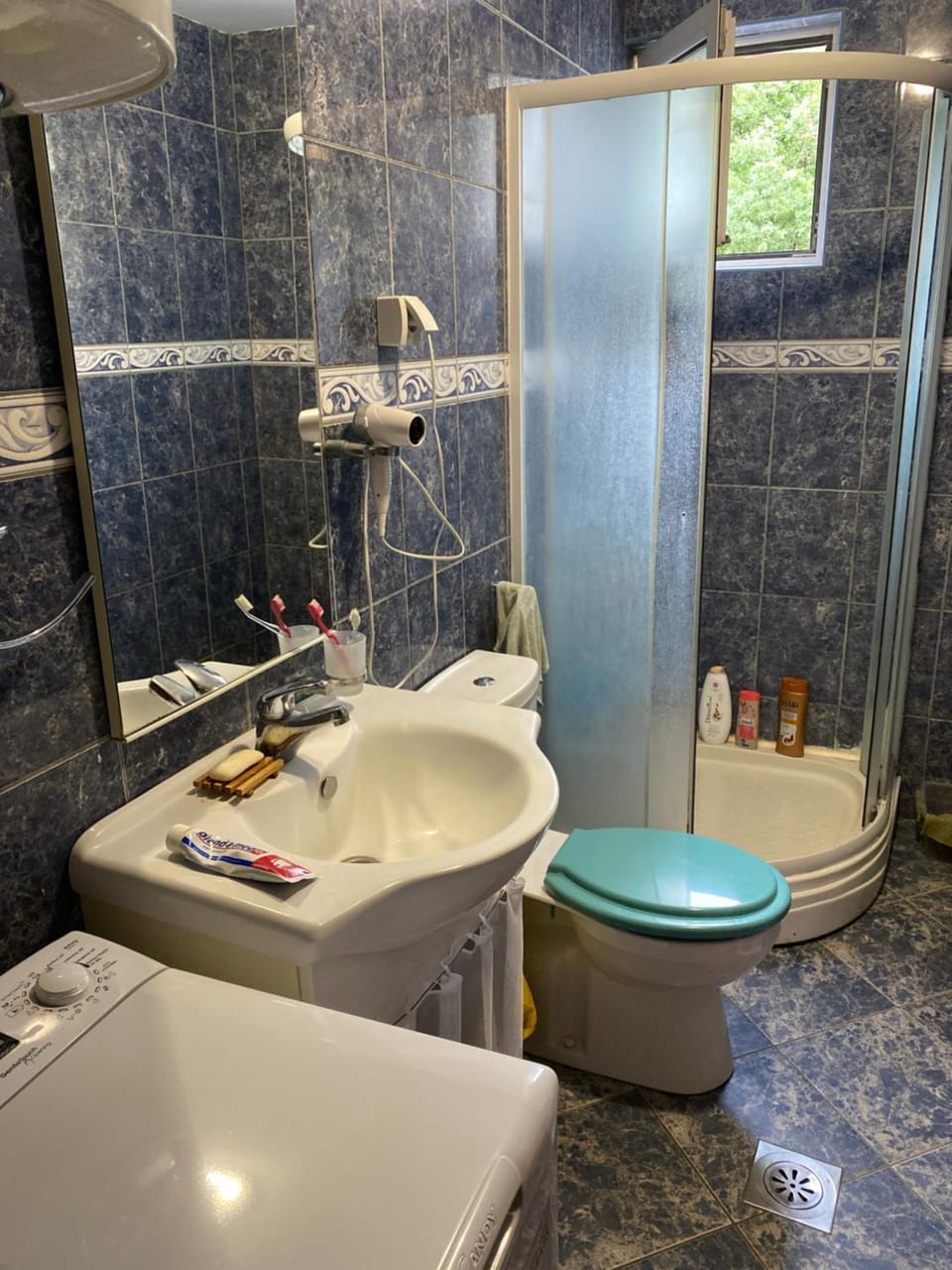 Shower, Toilet, towels