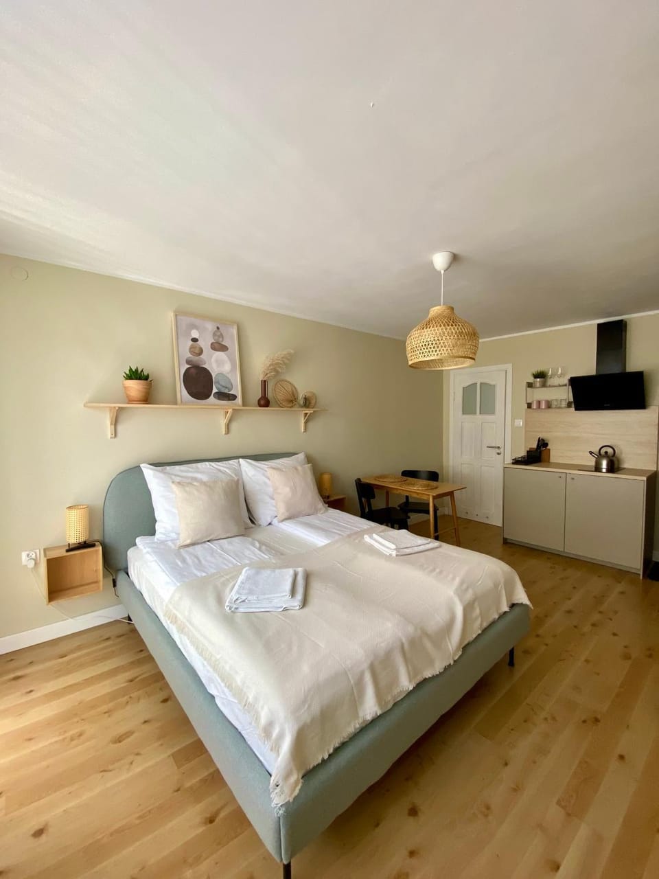 Bed, Kitchen or kitchenette, Living room, Photo of the whole room, Seating area, Bedroom, towels