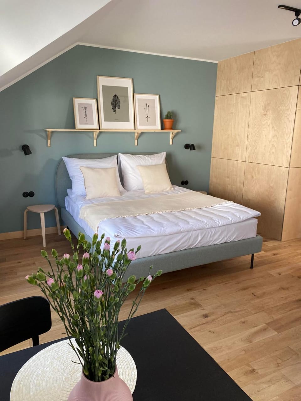 Photo of the whole room, Bedroom