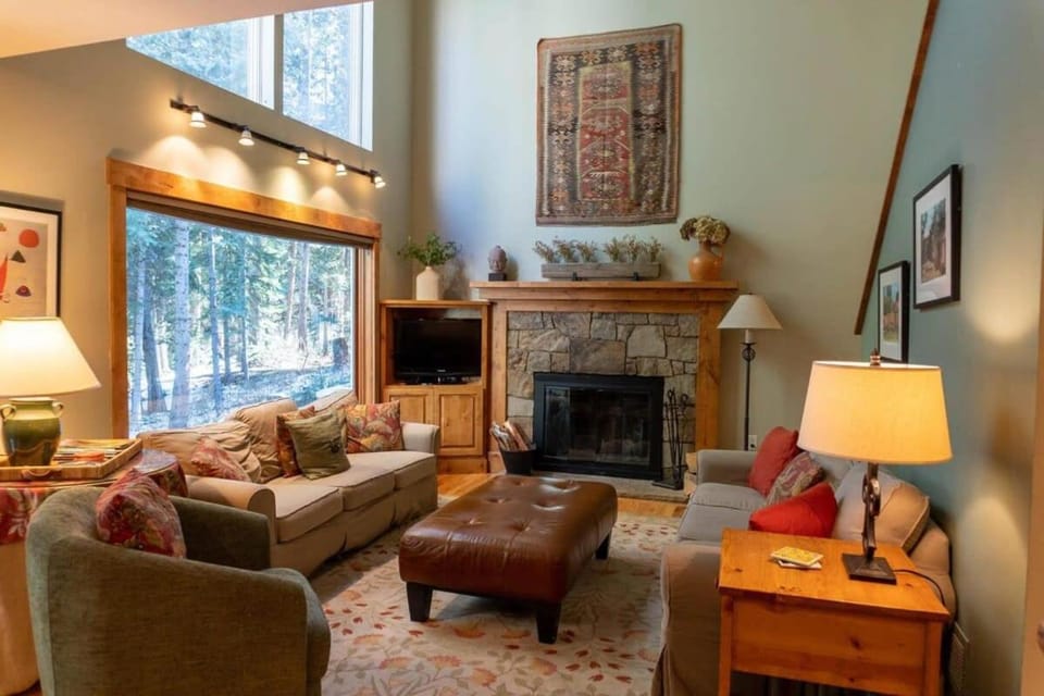 3 BDR Mountain Home with Hot Tub Minutes to Lifts House in Breckenridge