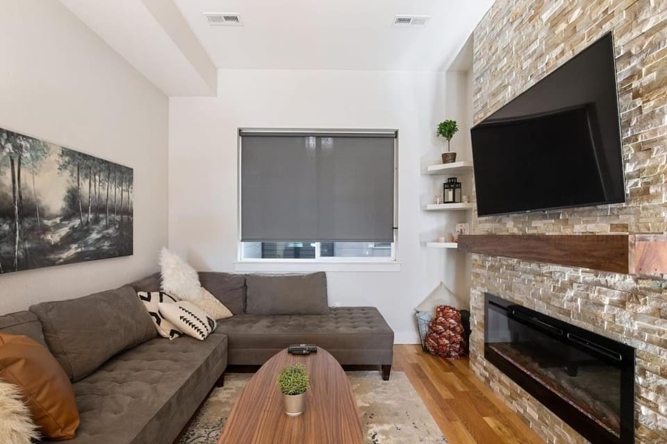 2 BDR Home Roof Deck plus Walk to Broncos and Sloans Lake House in Denver