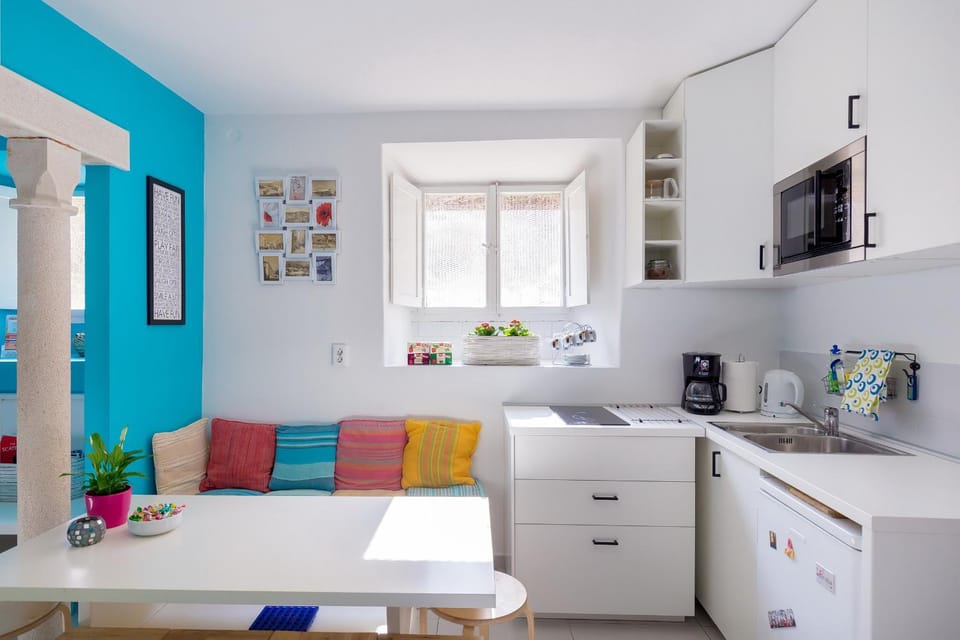 Coffee/tea facilities, Kitchen or kitchenette, minibar, stove