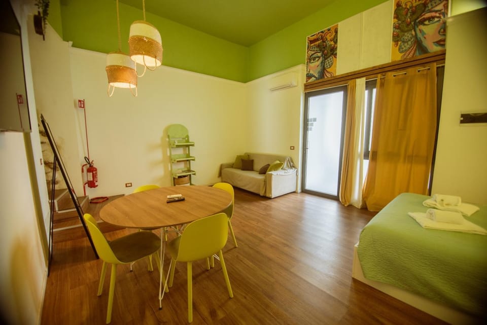Bed, Living room, Photo of the whole room, Seating area, Dining area, Bedroom