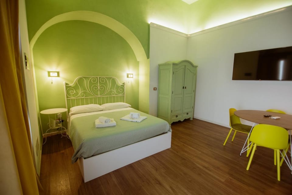 Bed, TV and multimedia, Living room, Photo of the whole room, Seating area, Bedroom, wardrobe