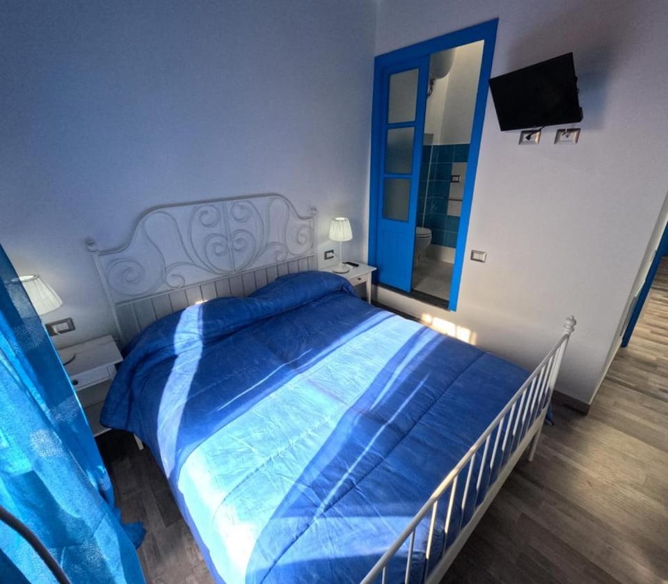 Bed, Bathroom, TV and multimedia, Photo of the whole room, Bedroom