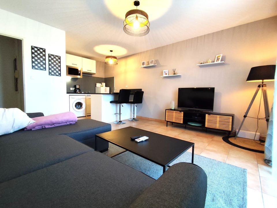 Kitchen or kitchenette, Living room, Dining area