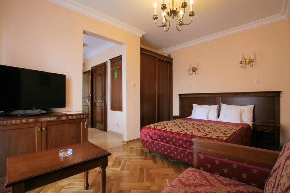 Bed, TV and multimedia, Bedroom