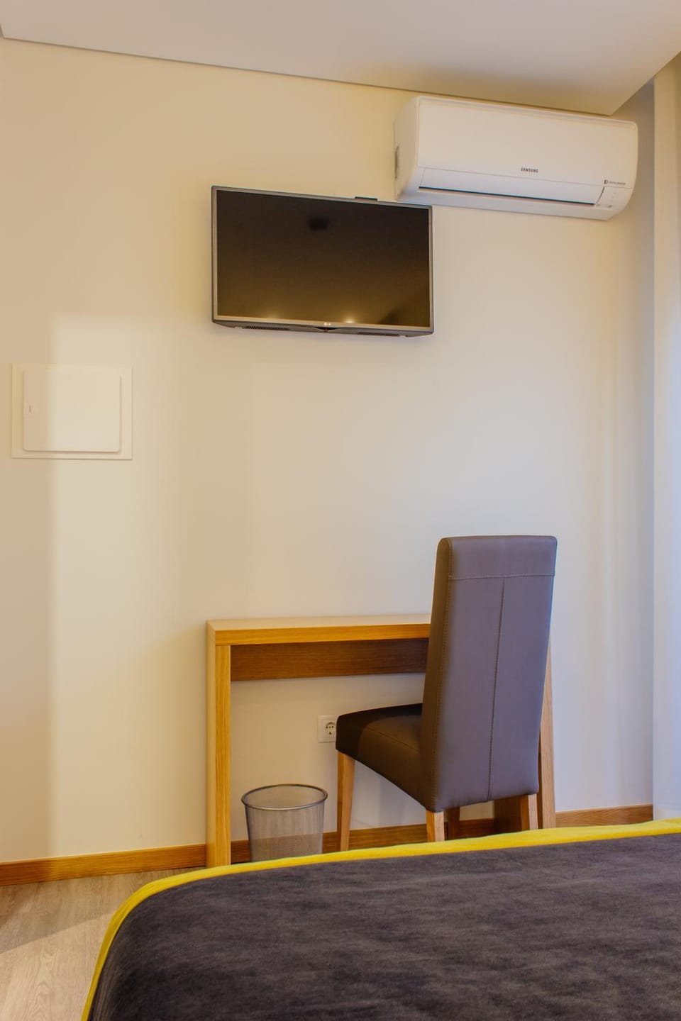 TV and multimedia, Seating area, air conditioner