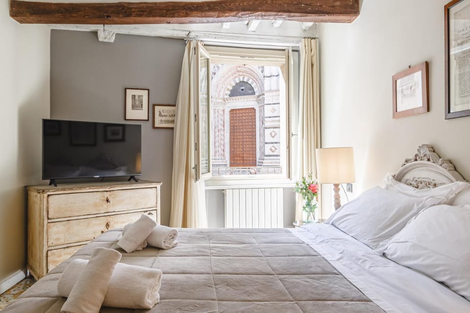 TV and multimedia, Photo of the whole room, Bedroom, City view, towels