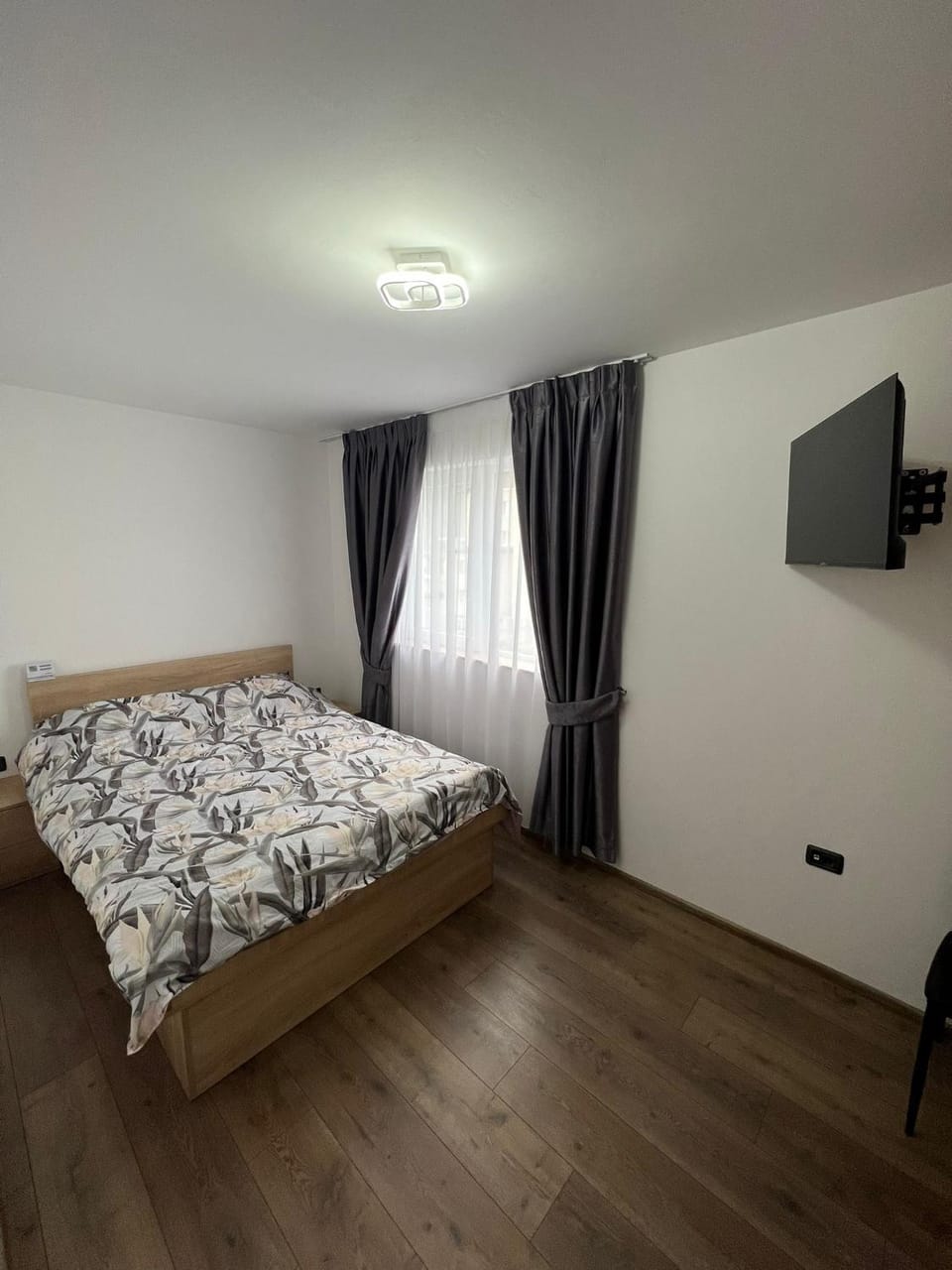 Bed, TV and multimedia, Photo of the whole room, Bedroom