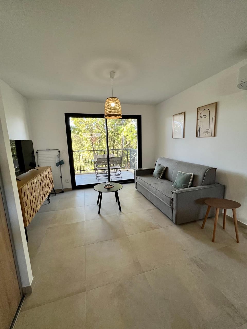 Bed, TV and multimedia, Living room, Photo of the whole room, Seating area, Bedroom