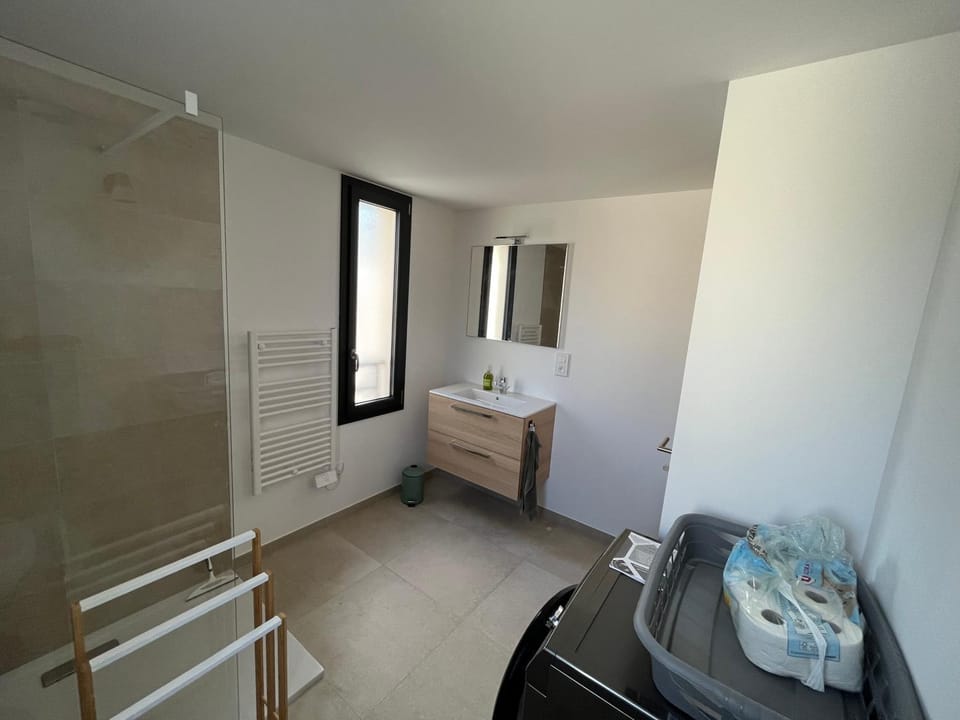 Bathroom, Photo of the whole room, towels