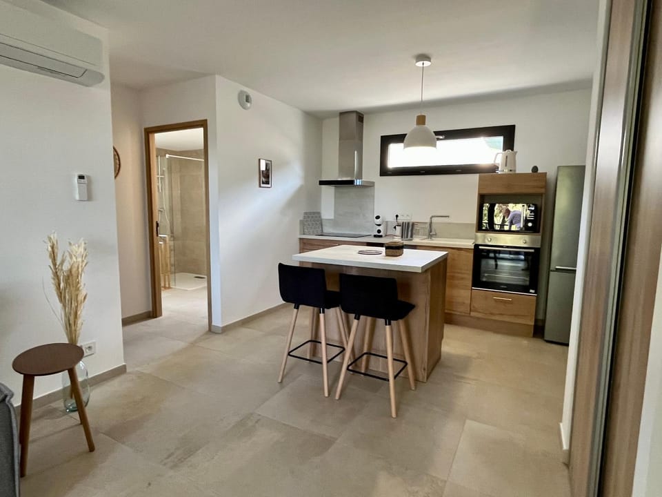 Kitchen or kitchenette, Dining area, minibar, pet friendly, toaster