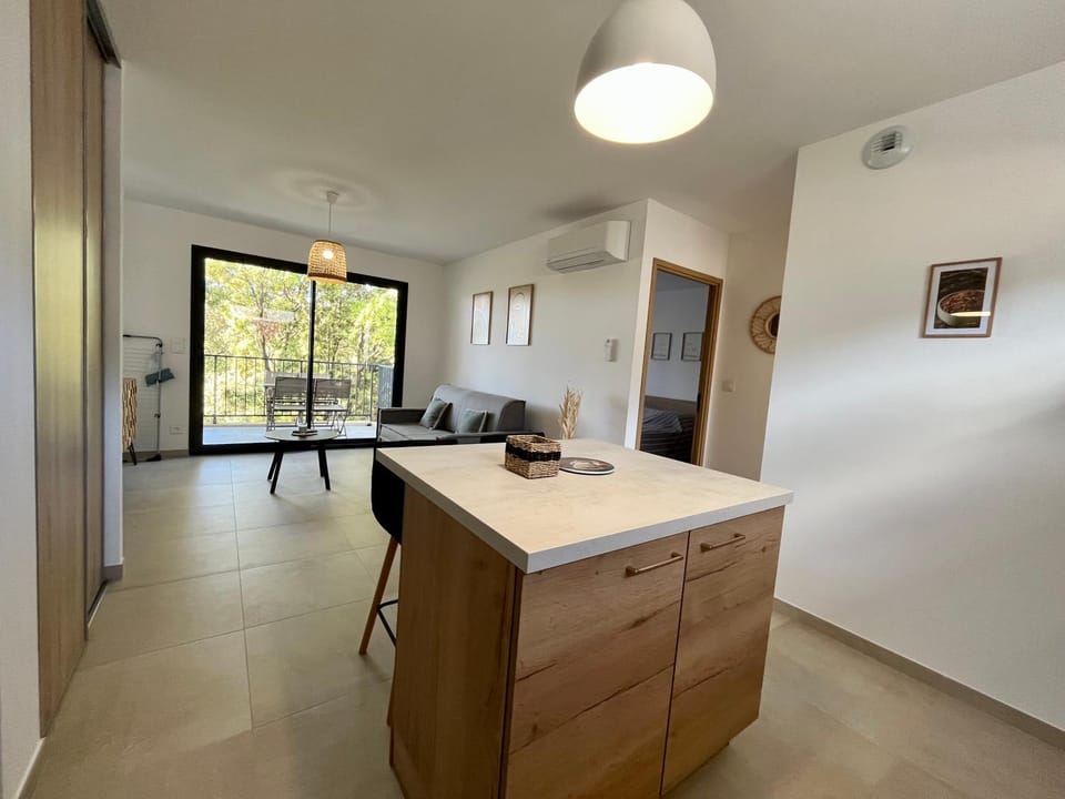 Kitchen or kitchenette, Living room, Seating area, Dining area, hair dresser
