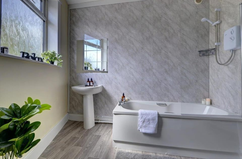 5 bedrooms, sleeps up to 16, secure parking space & comfort House in Mansfield