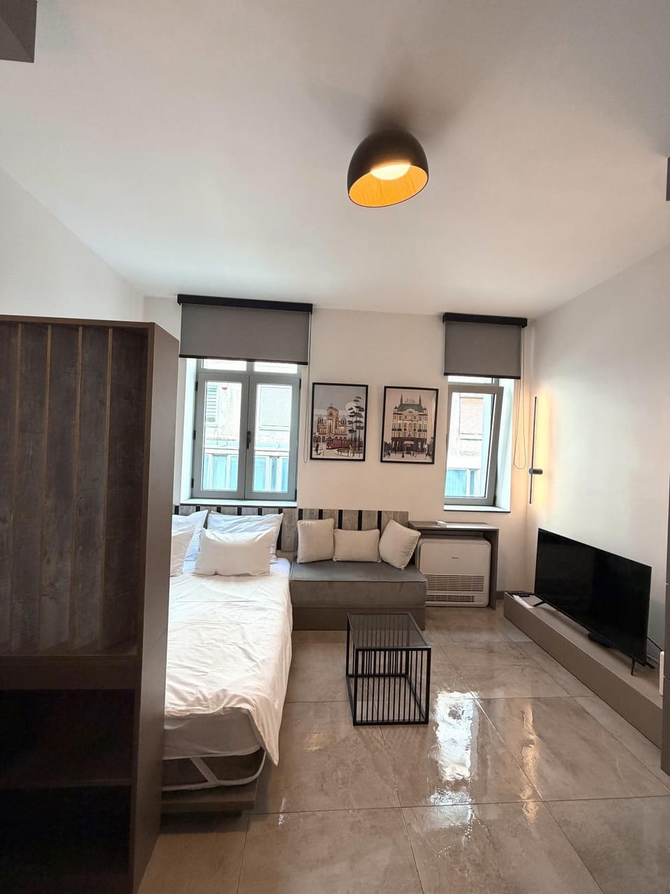 Bed, TV and multimedia, Living room, Photo of the whole room, Seating area, Bedroom