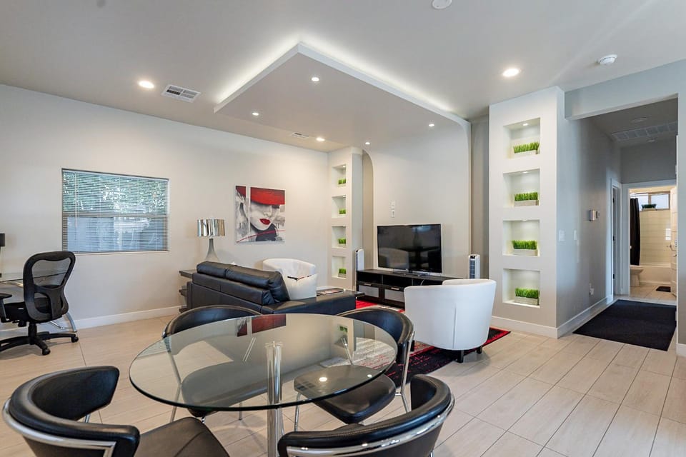 TV and multimedia, Living room, Seating area, Dining area
