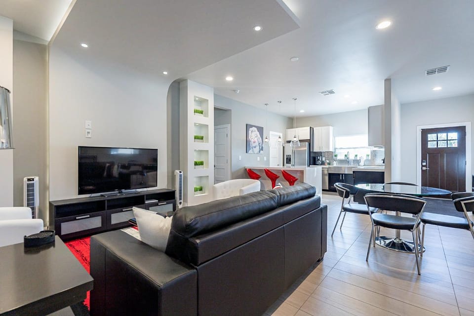 Communal lounge/ TV room, TV and multimedia, Kitchen or kitchenette, Living room, Seating area, Dining area