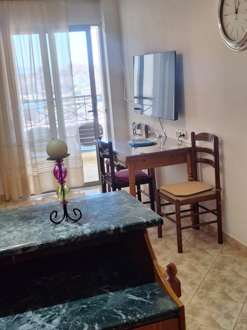 Kitchen or kitchenette, Living room, Seating area, Dining area