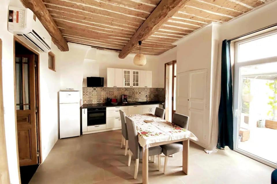 Dining area, dishwasher, minibar, pet friendly, stove, kitchen, air conditioner