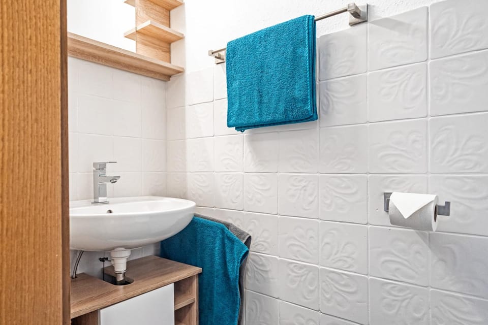 Toilet, Bathroom, towels