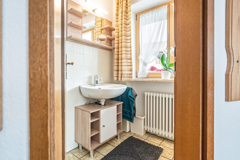 Toilet, Bathroom, internet, towels