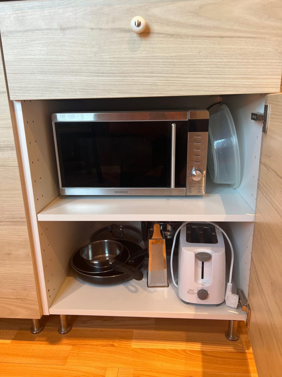Kitchen or kitchenette, minibar, toaster