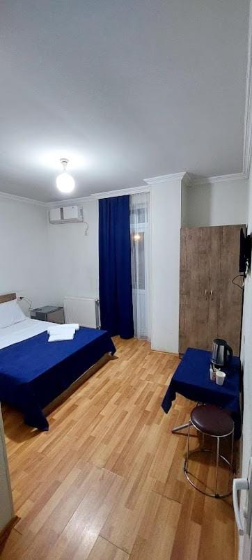 Photo of the whole room, air conditioner