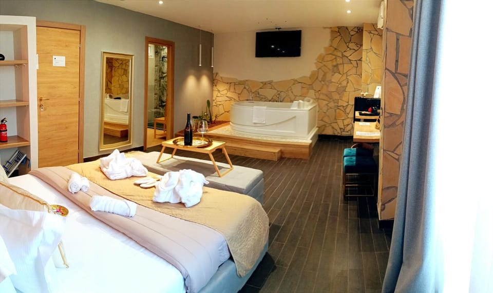 Bed, TV and multimedia, Photo of the whole room, Bedroom