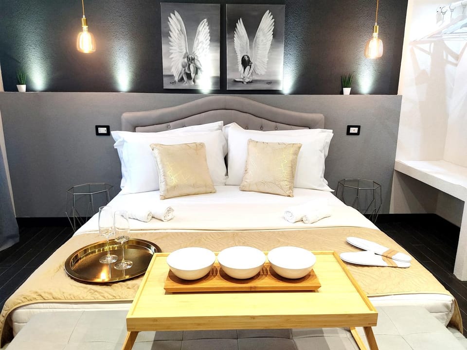 Bed, Photo of the whole room, towels