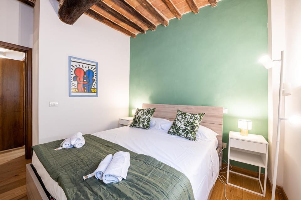 Bed, Photo of the whole room, Bedroom, towels