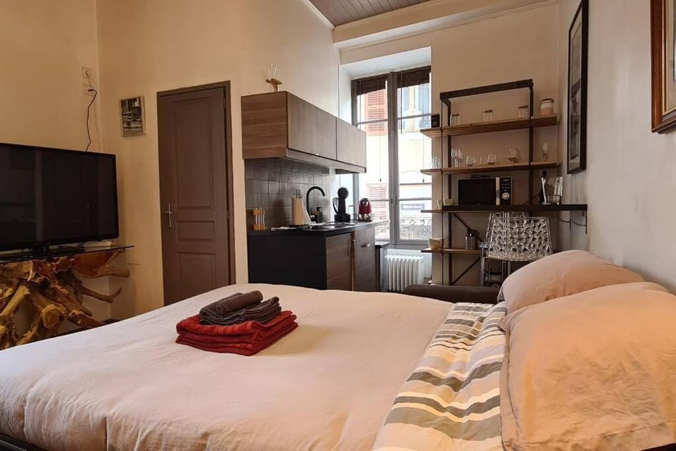 Kitchen or kitchenette, Bedroom