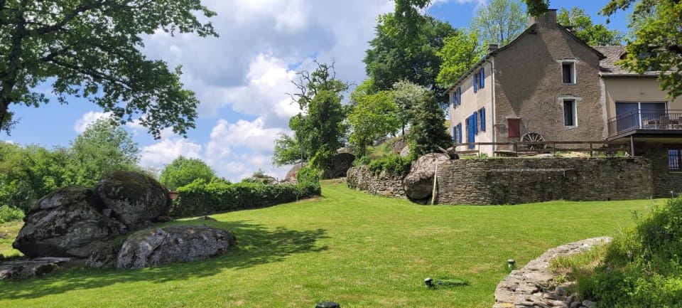 Gîte à la tour de Peyrebrune House in Occitanie