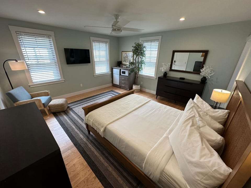 Epic Downtown Newport location w Parking House in Newport