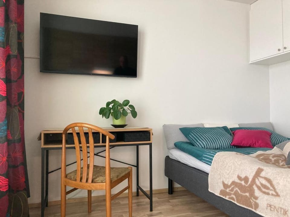 Bed, TV and multimedia, Photo of the whole room