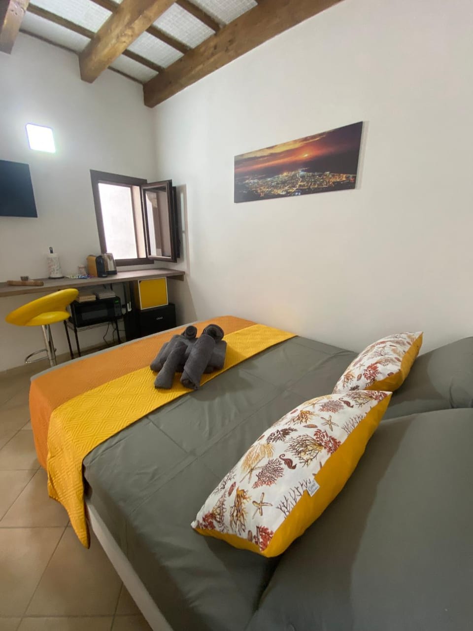 Bed, TV and multimedia, Living room, Photo of the whole room, Seating area, Bedroom