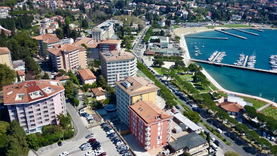 Property building, Nearby landmark, Neighbourhood, Bird's eye view, Beach, City view, Sea view, Location, Parking