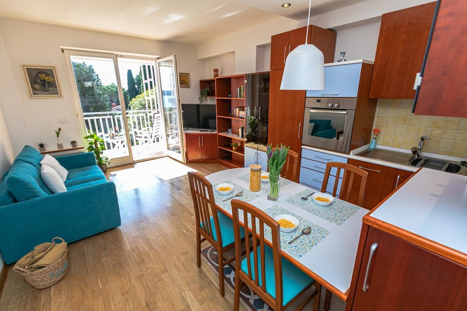 Kitchen or kitchenette, Living room, Seating area, Dining area, pet friendly
