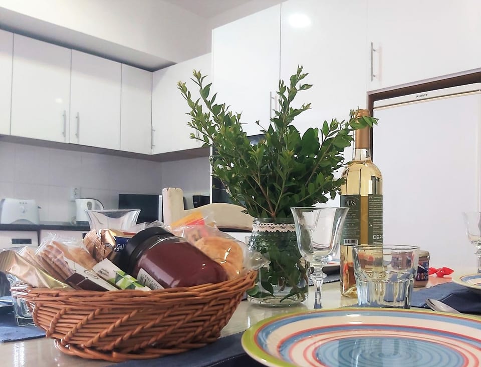 Kitchen or kitchenette, Food and drinks, Dining area
