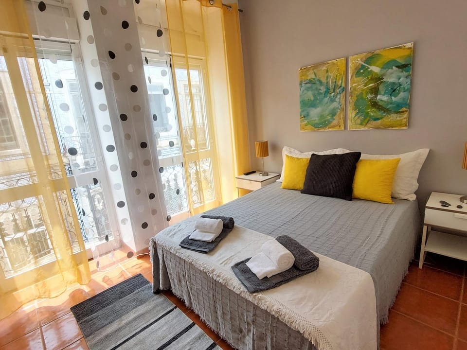 Photo of the whole room, Bedroom, towels