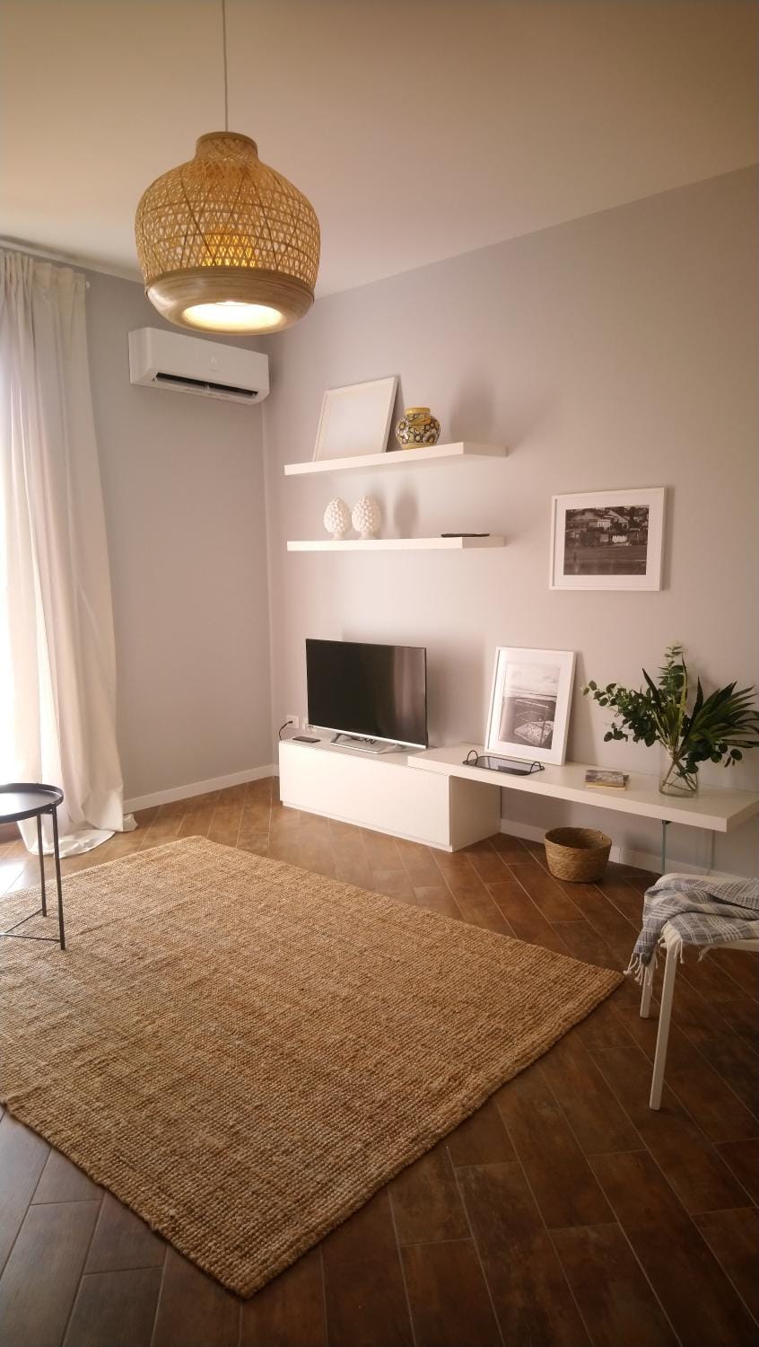 TV and multimedia, Living room, Seating area, air conditioner