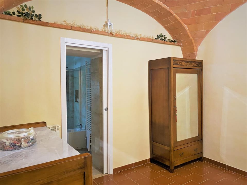 Photo of the whole room, Bedroom, wardrobe