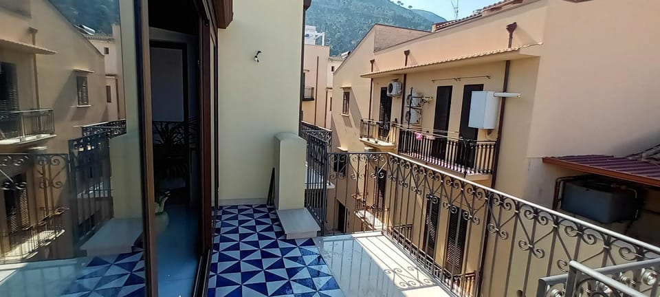 Balcony/Terrace, Street view