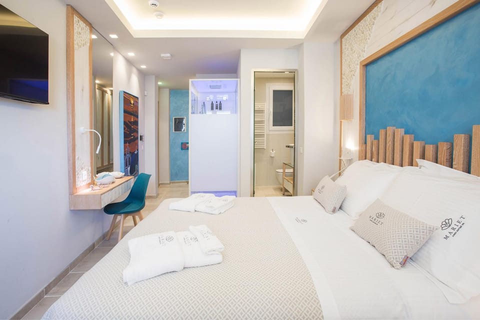 Bed, TV and multimedia, Photo of the whole room, Bedroom, towels