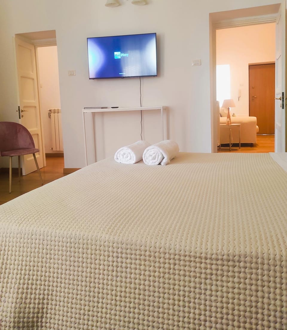 Bed, TV and multimedia, Photo of the whole room, Bedroom
