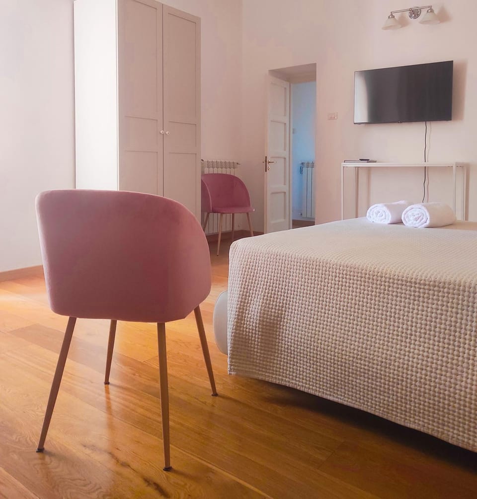 Bed, TV and multimedia, Photo of the whole room, Bedroom, wardrobe