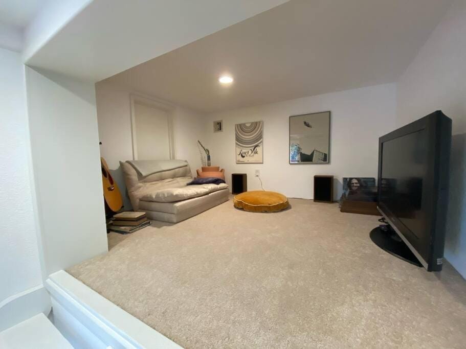 TV and multimedia, Seating area