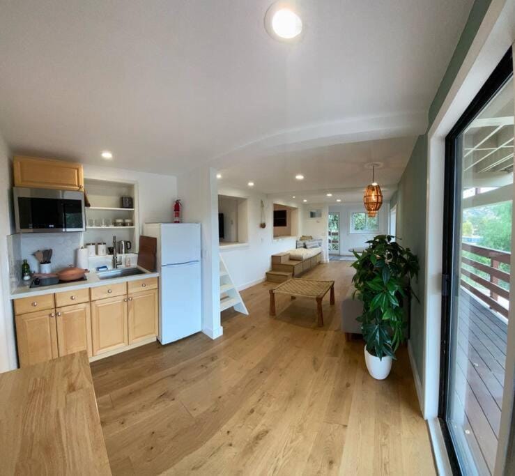 Kitchen or kitchenette, minibar, oven, stove, toaster