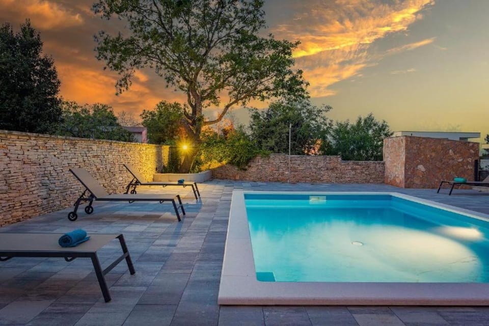 Swimming pool, sunbed